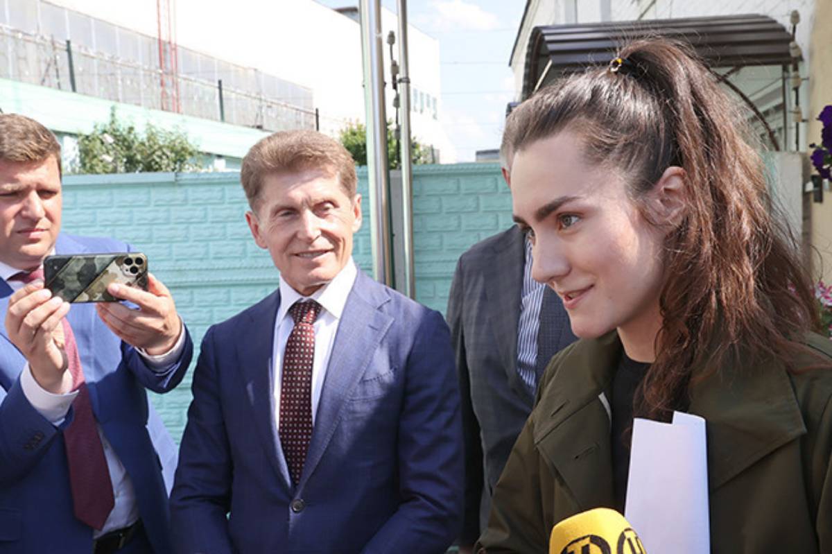 Софья Сапега во время освобождения из женской колонии. Слева от нее — губернатор Приморского края Олег Кожемяко. Гомель, 7 июня 2023 года. Фото: БЕЛТА