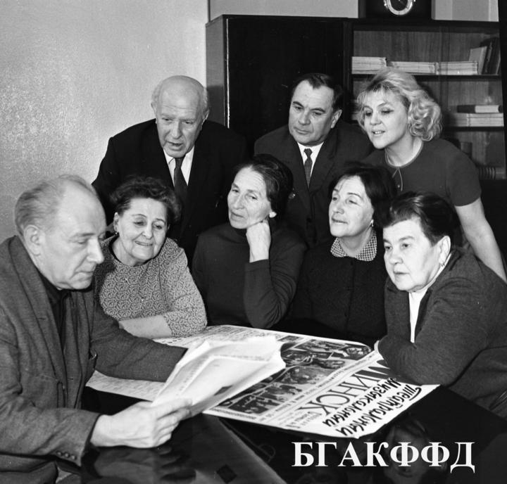 Группа старейших артистов Купаловского театра в день его 50-летия: Леонид Рахленко, Вера Полло, Степан Бирилло, Стефания Станюта, Здислав Стомма, Раиса Кошельникова, Зинаида Броварская и Лидия Ржецкая. 1970 год, Минск. Фото: В. Лупейко, БГАКФФД, TUT.BY