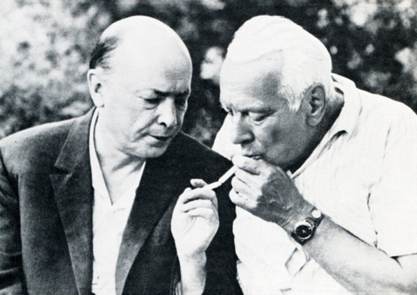 Аркадий Кулешов (слева) и Михась Лыньков. Нарочь. 1973 год. Фото: фотоальбом «Аркадзь Куляшоў» (1985), TUT.BY