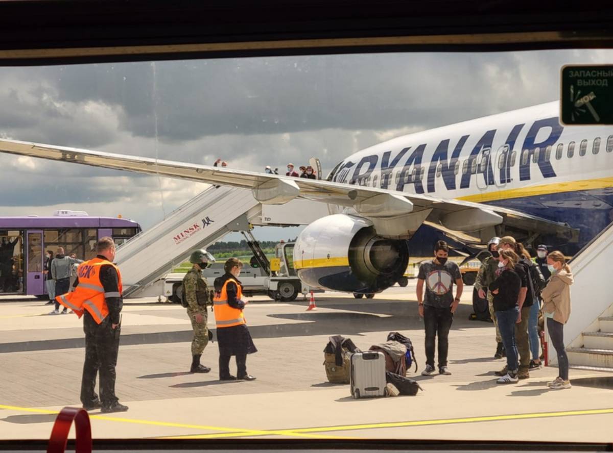 Самолета Ryanair, который беларусские власти вынудили сесть в Минске. 23 мая 2021 года. Фото: delfi.lt