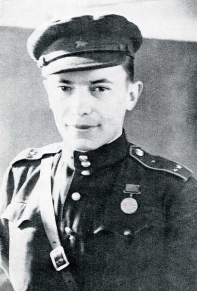 Аркадий Кулешов на Брянском фронте, 1943 год. Фото: фотоальбом «Аркадзь Куляшоў» (1985), TUT.BY