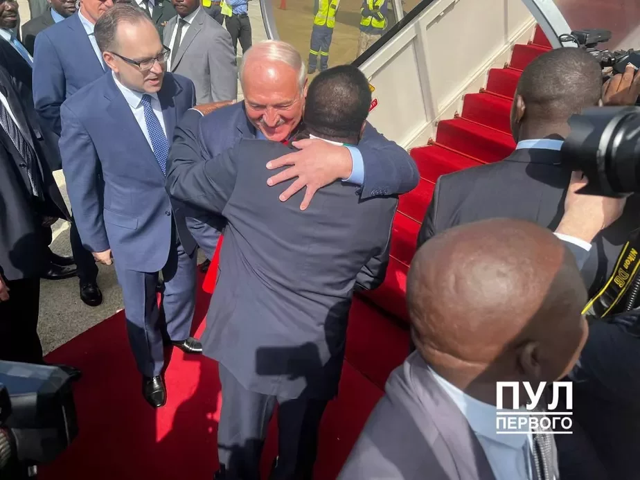 Дмитрий Басик (слева) о время визита Лукашенко в Зимбабве, 31 января 2023 года. Фото: телеграм-канал «Пул первого»