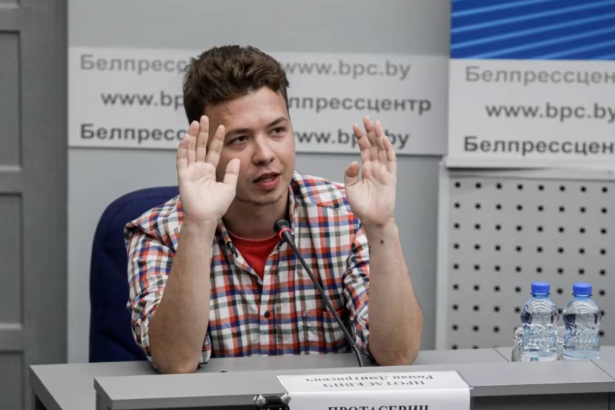 Роман Протасевич во время пресс-конференции после посадки самолета Ryanair в Минске. 14 июня 2021 года. Фото: "Радыё Свабода"
