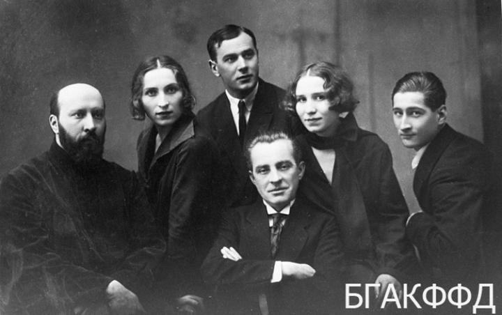 Флориан Жданович (на переднем плане в центре) с группой артистов БГТ-1. Вторая слева Стефания Станюта, третий слева Константин Санников, крайний справа Василий Роговенко, 1924−1930 годы, Минск, коллекционер Н. Каминский. Фото: БГАКФФД, TUT.BY