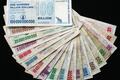 Банкноты Зимбабве номиналом от 10 долларов до 100 миллиардов долларов, напечатанные с июля 2007 года по июль 2008 года. Фото: Discott, commons.wikimedia.org