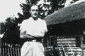 Барыс Кіт каля роднай хаты ў вёсцы Агароднікі, 1930-я. Фота: svaboda.org з сямейнага архіву