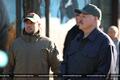 Александр Лукашенко в Верхнедвинском районе во время посещения учебно-тренировочных занятий отряда народного ополчения. Фото: president.gov.by