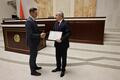 Председатель Палаты представителей Игорь Сергеенко (справа) вручает благодарность председателя Палаты представителей уже экс-депутату Руслану Чернецкому, Минск, 4 декабря 2024 года. Фото: Палата представителей Национального собрания Беларуси