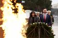 Вице-президент США Джей Ди Вэнс и вторая леди Уша Вэнс возлагают цветы к Вечному огню во время посещения Аллеи мучеников — мемориала, посвященного погибшим от рук советских войск в 1990 году, в Баку, Азербайджан, 11 февраля 2026 года. Фото: Reuters