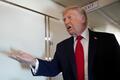 Президент США Дональд Трамп беседует с представителями СМИ на борту самолета Air Force One во время полета с объединенной базы Эндрюс в региональный аэропорт Чиппева-Вэлли в городе О-Клэр, штат Висконсин, США, 5 июня 2026 года. Фото: Reuters