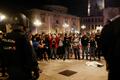 Полицейские стоят напротив участников акции протеста в испанской Валенсии. 9 ноября 2024 года. Фото: Reuters