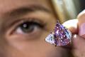Модель держит розовый бриллиант весом 18,18 карата под названием «Fortune Pink», который может быть продан за 30 миллионов долларов США, на предварительном показе Sotheby's перед аукционными торгами в Женеве, Швейцария, 3 ноября 2022 года.Фото: Reuters