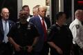 Бывший президент США Дональд Трамп явился в суд для предъявления обвинений, вытекающих из обвинительного заключения, вынесенного большим жюри Манхэттена по результатам расследования дела о выплате денег из избирательной казны кандидата в президенты порноз