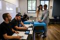 Жених и невеста голосуют на избирательном участке перед вечерней свадебной церемонией — в день проведения национальных выборов в Израиле. 27 октября 2026 года, Израиль. Фото: Reuters