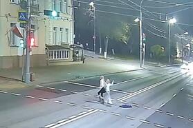 Танцующие на проезжей части в Гомеле. Скриншот видео