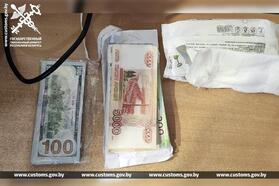 Пара спрятала деньги во влажные салфетки. Фото: Государственный таможенный комитет