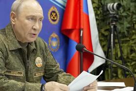 Владимир Путин во время посещения вспомогательного пункта управления объединенной группировки войск. 16 октября 2026 года, Россия. Скриншот видео пресс-службы Кремля