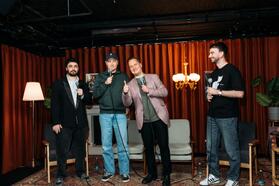 Франак Вячорка на здымках праграмы "Гутаркі" у Stand Up Lokal. Фота: instagram.com/johnny_cosmic