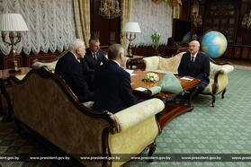 Александр Лукашенко во время встречи с губернатором Санкт-Петербурга Александром Бегловым и послом России Борисом Грызловым. 27 октября 2026 года. Фото: пресс-служба Лукашенко