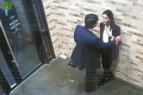Куандык Бишимбаев и Салтанат Нукенова выясняют отношения у дверей ресторана BAU в Астане, 8 ноября 2023 года. Скриншот: YouTube / Bazar jok