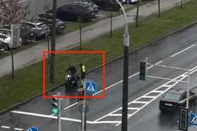 Инспектор помогает мотоциклисту запустить двигатель. Октябрь 2026 года, Минск. Скриншот видео