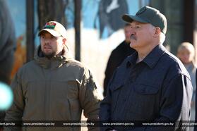 Александр Лукашенко в Верхнедвинском районе во время посещения учебно-тренировочных занятий отряда народного ополчения. Фото: president.gov.by