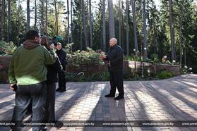Александр Лукашенко общается с журналистами в Верхнедвинском районе Витебской области, 16 октября 2026 года. Фото: president.gov.by