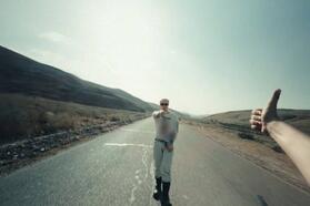 Егор Крид в лонгсливе с заблюренным изображением. Скриншот клипа "Милый ублюдок" на ютуб-канале Крида
