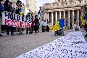 Люди на митинге «Привлеките Россию к ответственности» в Нью-Йорке, США. 23 марта 2025 года. Фото: Reuters