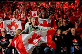 Участники митинга движения «Forever Canadian», который проходит в преддверии консультативного референдума о суверенитете Альберты. 16 октября 2026 года, Эдмонтон (провинция Альберта, Канада). Фото: Reuters