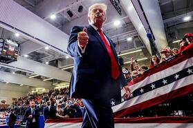 Президент США Дональд Трамп на митинге в поддержку кандидата от Республиканской партии в Сенат в преддверии промежуточных выборов, штат Мичиган, США, 25 октября 2026 года. Фото: Reuters