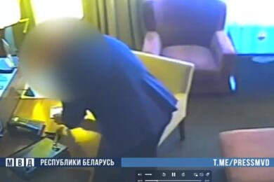 Подозреваемый пересчитывает деньги. 2025 год. Скриншот видео МВД