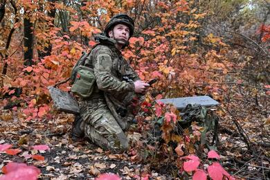 Артиллерист специального стрелкового батальона полиции Запорожской области устанавливает систему спутникового интернета Starlink на позиции у линии фронта. Донецкая область, Украина, 16 октября 2026 года. Фото: Reuters
