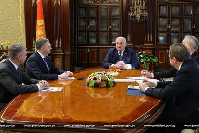 Игорь Маршалов (на фото крайний слева) и Александр Червяков (второй слева) на встрече с Александром Лукашенко. 20 ноября 2023 года. Фото: president.gov.by