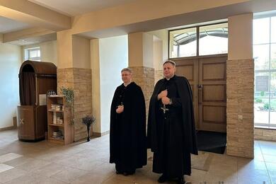 Священники Анджей Юхневич (слева) и Павел Лемех (справа). Фото: Catholicnews.by