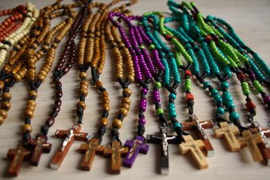 Четки, которые используются для молитвы. Фото: katolik.life