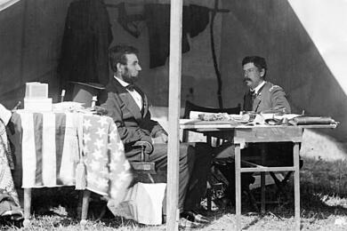 Авраам Линкольн и генерал Джордж Макклеллан 10 марта 1862 года. Фото: Александр Гарднер. Библиотека Конгресса США, Общественное достояние, commons.wikimedia.org