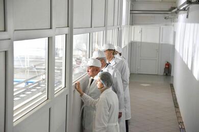 Наблюдатели от СНГ на заводе "Милкавита, Гомель, февраль 2024 года. Фото: "Белка"