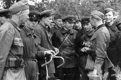Встреча военнослужащих вермахта и Красной армии 20 сентября 1939 года к востоку от Бреста во время совместного советско-германского вторжения в Польшу. Фото: Bundesarchiv, Bild 101I-121-0008-25 / Ehlert, Max / CC-BY-SA 3.0, CC BY-SA 3.0 de, commons.wikime