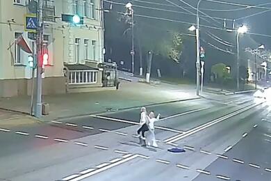 Танцующие на проезжей части в Гомеле. Скриншот видео