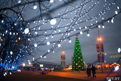 Главную новогоднюю елку страны полностью украсят к 8 декабря. Она будет усыпана множеством шаров и фрезерованных игрушек