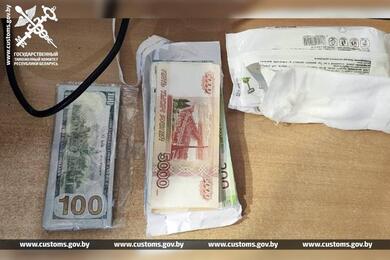 Пара спрятала деньги во влажные салфетки. Фото: Государственный таможенный комитет
