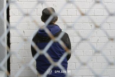 Задержанный за незаконное пересечение границы мужчина. Февраль 2024 года. Фото: ГПК