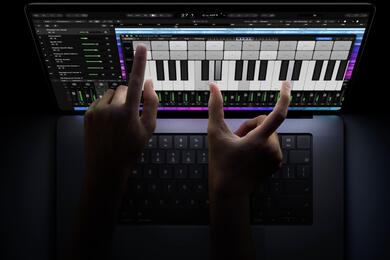 Apple представила новый MacBook Pro с сенсорным экраном. Скриншот видео Apple