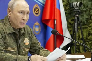 Владимир Путин во время посещения вспомогательного пункта управления объединенной группировки войск. 16 октября 2026 года, Россия. Скриншот видео пресс-службы Кремля