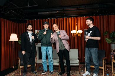 Франак Вячорка на здымках праграмы "Гутаркі" у Stand Up Lokal. Фота: instagram.com/johnny_cosmic