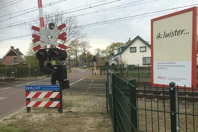 Знак на железнодорожном переезде в Нидерландах, который рекламирует линию помощи для возможных жертв самоубийств. Фото: Taketa, CC BY-SA 4.0, commons.wikimedia.org