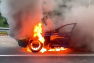 BMW f31 320d брестского видеографа Давида Мартыновича полностью сгорел по дороге из Москвы в Беларусь. Ноябрь 2023 года. Скриншот видео