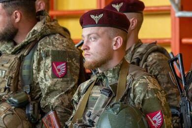 Алексей Рыжий Авдей, боец белорусской 1-й ОДШР 79-й отдельной десантно-штурмовой бригады, ВСУ во время награждения. Фото: t.me/beldesant