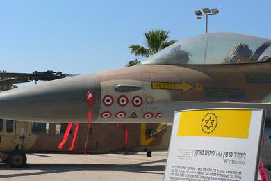 Израильский F-16. Отметки на фюзеляже израильского F-16 означают семь сбитых самолетов противника и участие в том самом налете на ядерный реактор. Фото: MathKnight, CC BY-SA 3.0, commons.wikimedia.org